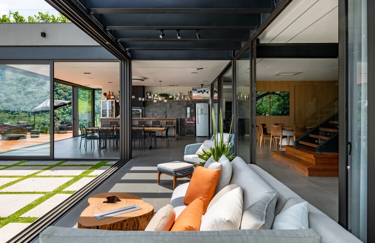 RL House/ Karina Pontes Arquitetura - Интерьерная фотография, Гостиная, Стол, Диван, Стул