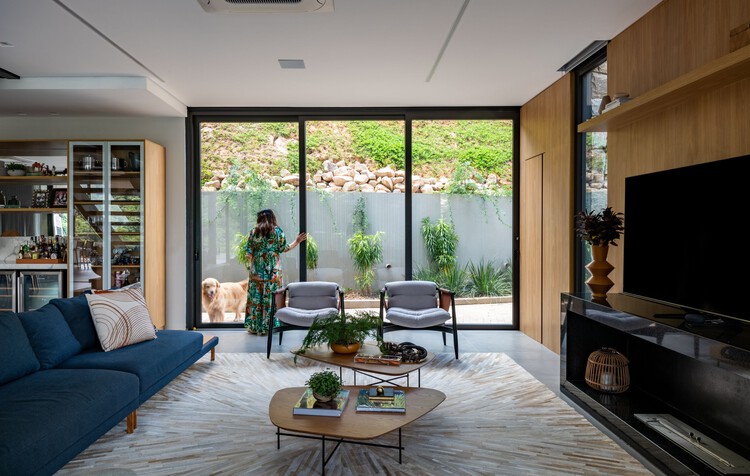 RL House/ Karina Pontes Arquitetura - Интерьерная фотография, Гостиная, Стол
