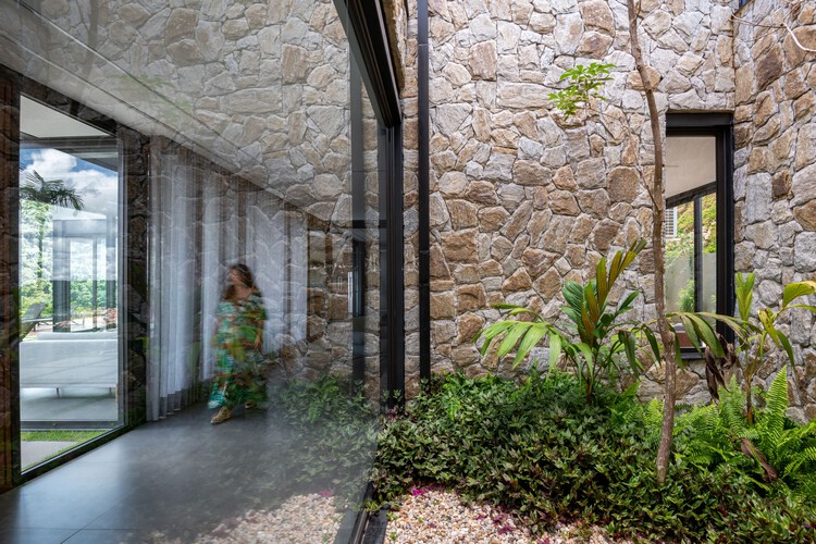 RL House/ Karina Pontes Arquitetura - Наружная фотография, Окна, Кирпич, Фасад, Сад