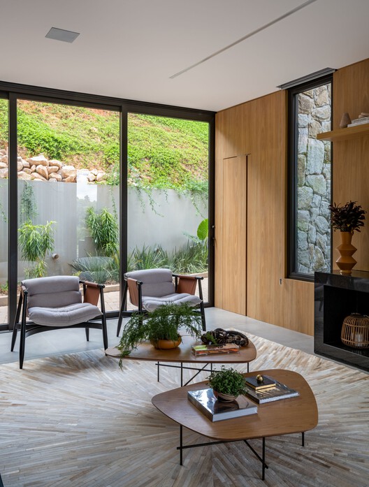 RL House/ Karina Pontes Arquitetura - Интерьерная фотография, Гостиная, Стол, Окна, Стул, Балка