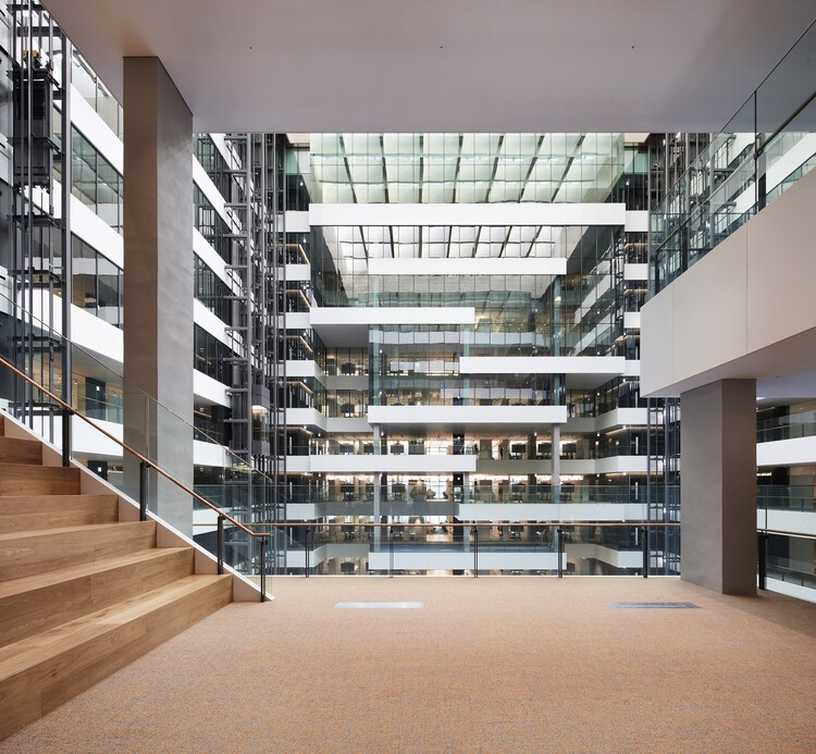 HD Hyundai Global R＆D Center / Nikken Sekkei - внутренняя фотография, лестница, стул, окна, балка, перила