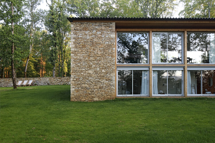 Гостевой дом в дубовой роще / SAPIENS ARCHITECTES - Экстерьерная фотография, Окна, Фасад, Сад
