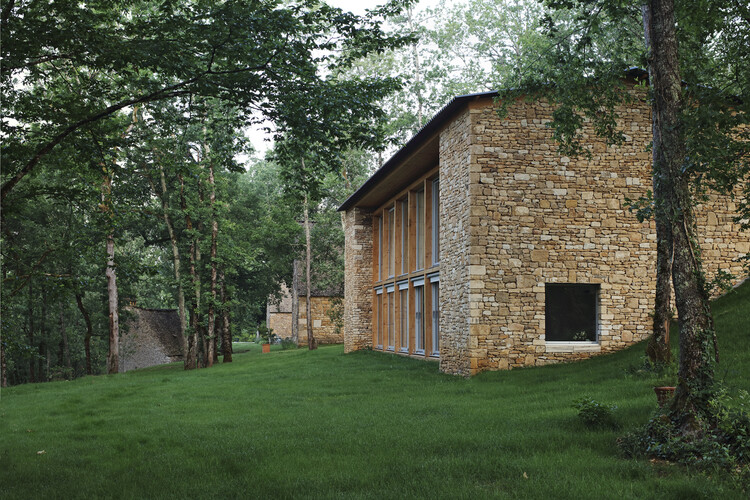 Гостевой дом в дубовой роще / SAPIENS ARCHITECTES - Экстерьерная фотография, Окна, Лес