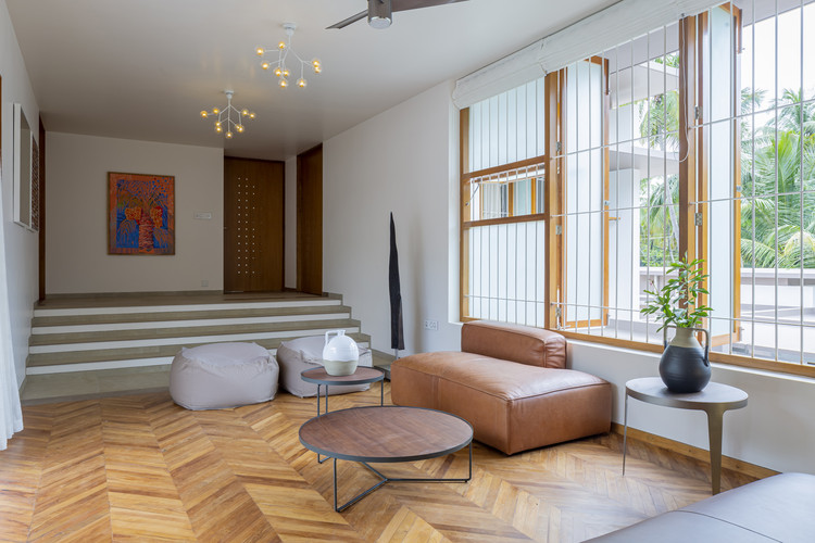 Дом в сетке / LIJO RENY architects - Интерьерная фотография, Гостиная, Дерево