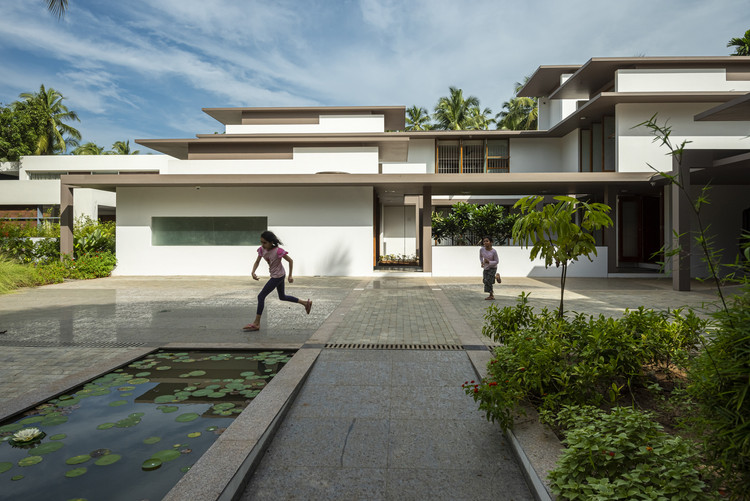 Дом в сетке / LIJO RENY architects - Экстерьерная фотография