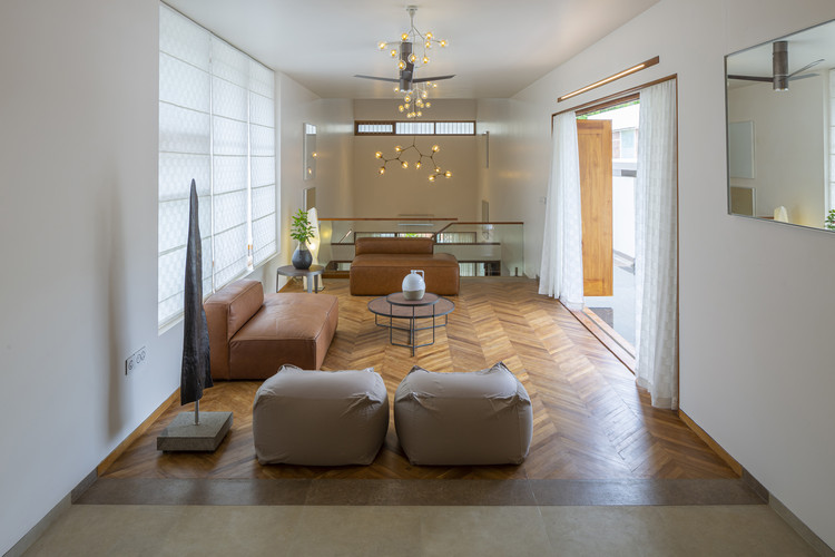 Дом в сетке / LIJO RENY architects - Интерьерная фотография, Гостиная, Дерево