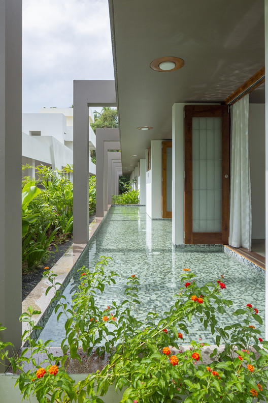 Дом в сетке / LIJO RENY architects - Интерьерная фотография, Сад, Бетон