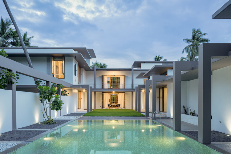 Дом в сетке / LIJO RENY architects - Экстерьерная фотография, Фасад