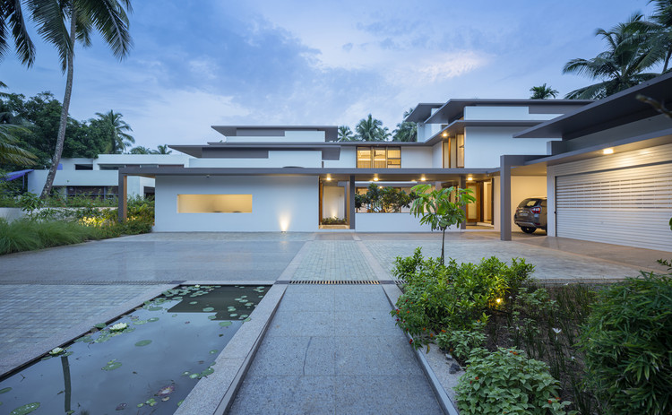 Дом в сетке / LIJO RENY architects - Экстерьерная фотография, Фасад