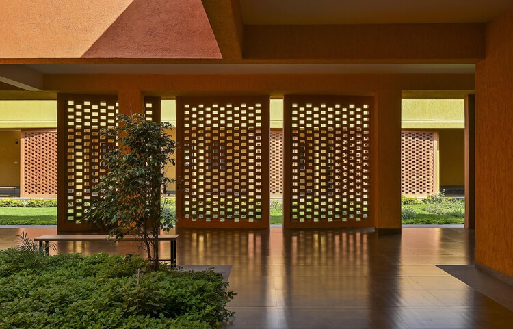 Ecove Center of Professional Empowerment / SEZA Architects & Interior Designers - Интерьерная фотография, Фасад, Колонна