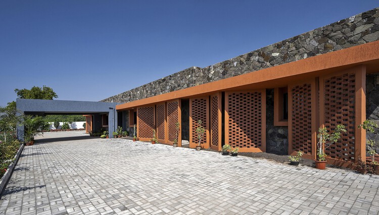 Ecove Center of Professional Empowerment / SEZA Architects & Interior Designers - Экстерьерная фотография, Фасад, Двор