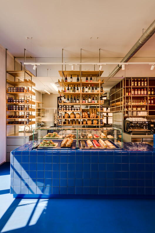 Pastry Club Woda / Znamy się - Интерьерная фотография, Стеллажи