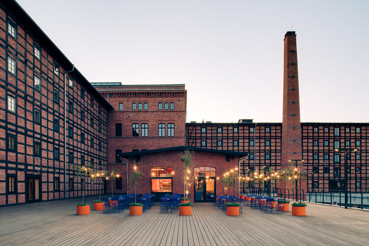 Pastry Club Woda / Znamy się - Фото экстерьера, Окна, Кирпич, Фасад