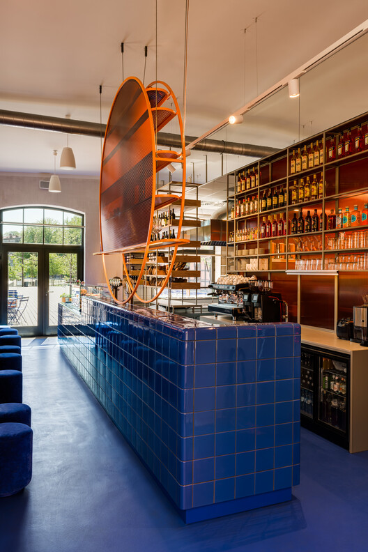 Pastry Club Woda / Znamy się - Интерьерная фотография, Стеллажи