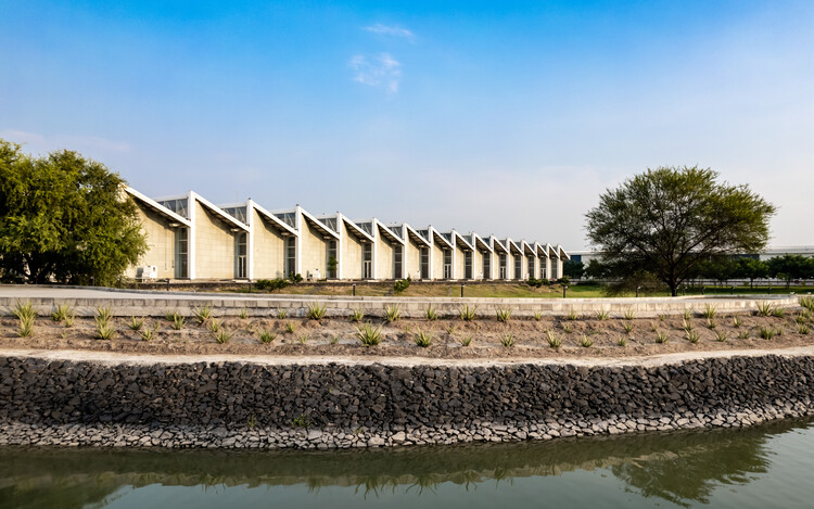 Sanand Factory / Studio Saar - Экстерьерная фотография, Береговая линия