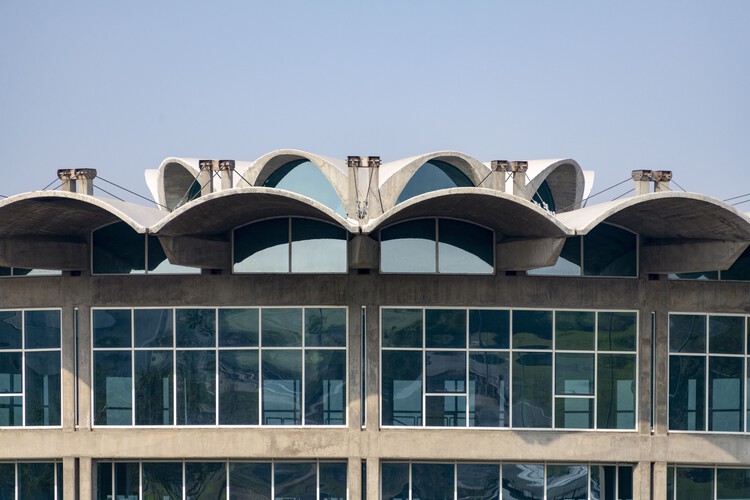 Sanand Factory / Studio Saar - Экстерьерная фотография, Окна, Фасад