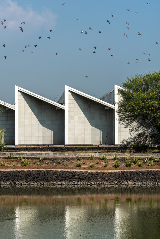 Sanand Factory / Studio Saar - Экстерьерная фотография, Береговая линия, Фасад