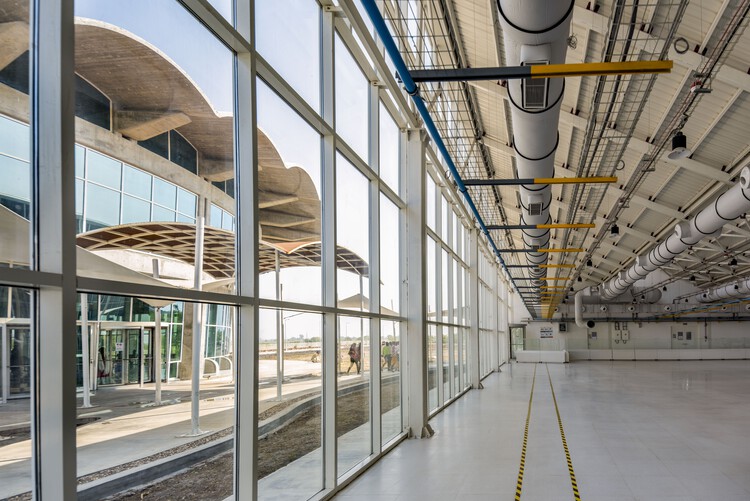 Sanand Factory / Studio Saar - Интерьерная фотография, Окна, Сталь, Балка