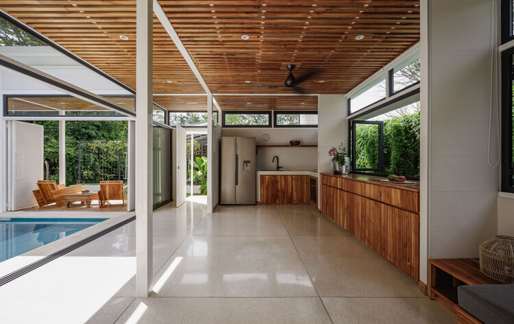 Jícaro House / Mauricio Quiros Pacheco - Интерьерная фотография, Кухня, Окна, Фасад, Балка
