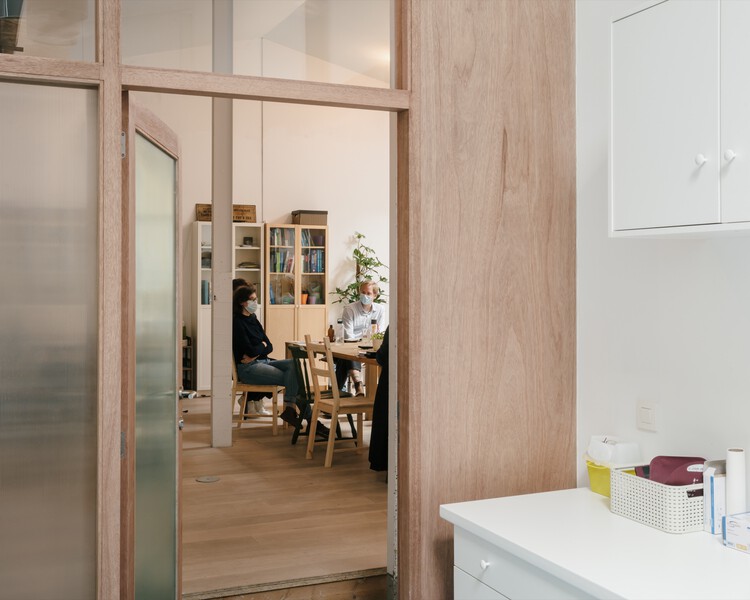 Медицинский центр Блес / OFFICEU architects - Интерьерная фотография, Дверь, Стол, Стул, Окна