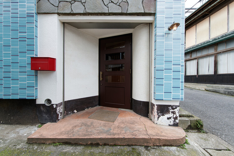 Miyagawa Angel Parlor / ROOVICE - Интерьерная фотография, дверь, кирпич, бетон