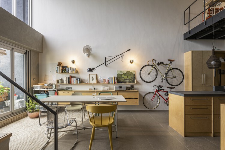 AB House / Atelier Boter - Интерьерная фотография, Стол, Стеллаж, Стул, Окна