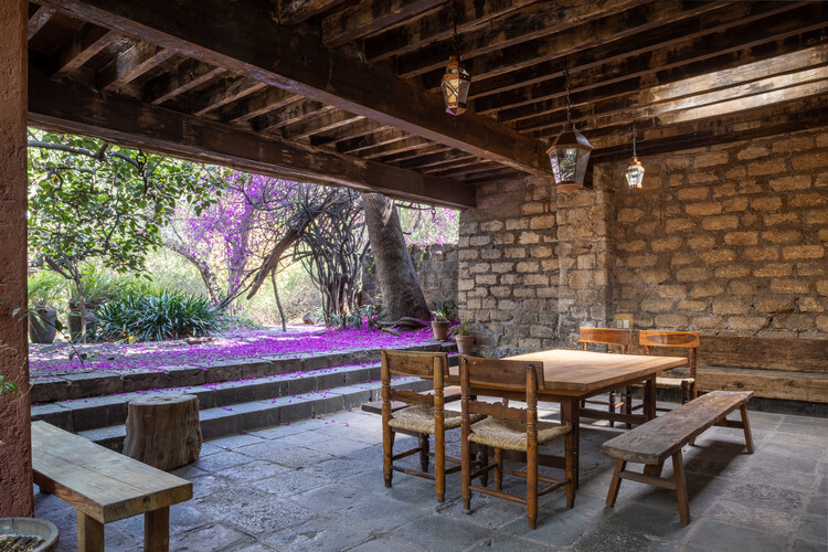 AD Classics: Ortega Garden House / Luis Barragán - Интерьерная фотография, Столовая, Стол, Патио, Балка