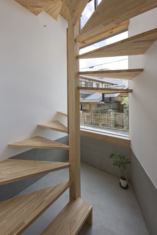 Семинар в Сирояме / Katsutoshi Sasaki + Associates - Интерьерная фотография, Лестницы, Окна, Балка, Перила