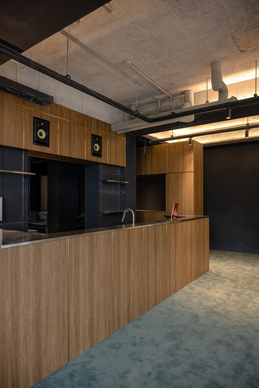 Happy Go Lucky Café and Pub / Studio leeleul - Интерьерная фотография, Кухня, Луч