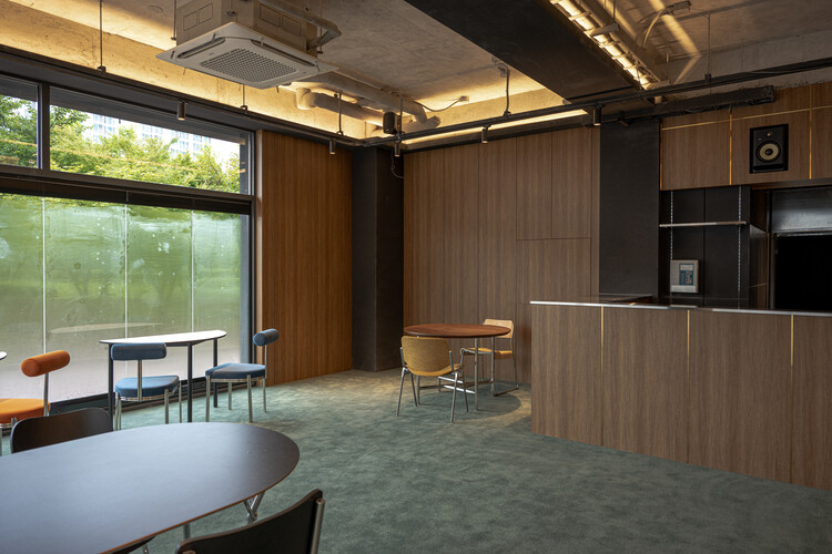 Happy Go Lucky Café and Pub / Studio leeleul - Интерьерная фотография, Стол, Стул