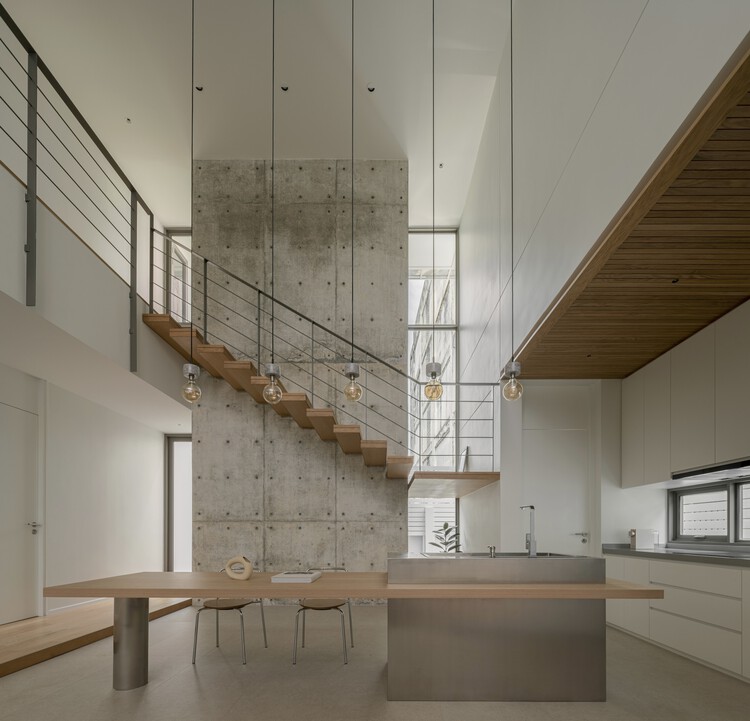 Masook House / Studio PATH - Интерьерная фотография, Кухня, Перила, Балка