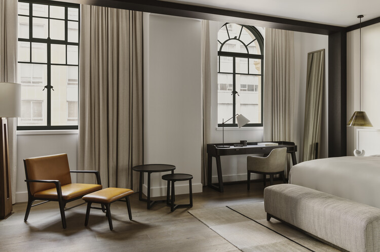 Capella Sydney Hotel / Make Architects + BAR Studio - Интерьерная фотография, Гостиная, Окна, Стол, Стул
