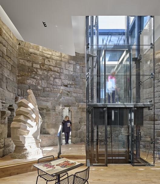 King's Gate Caernarfon Castle / Buttress - Интерьерная фотография, Лестница, Стол