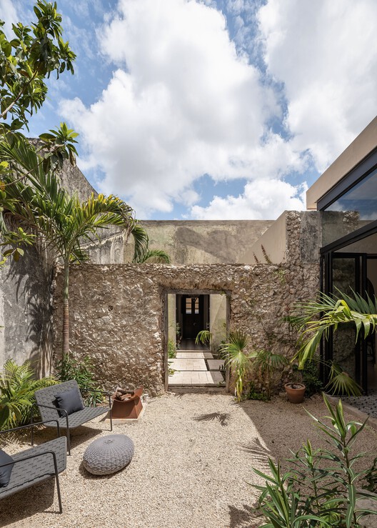 Pakaal House / Workshop, Diseño y Construcción - Наружная фотография, Стул, Фасад, Окна, Сад, Двор, Патио