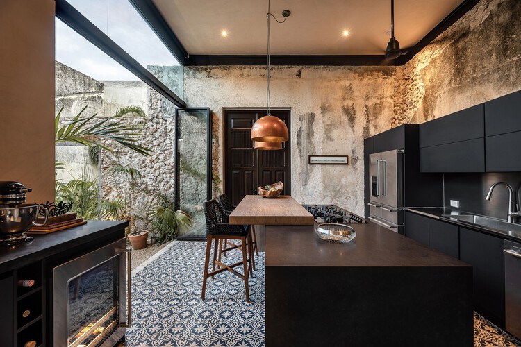 Pakaal House / Workshop, Diseño y Construcción - Интерьерная фотография, Кухня, Столешница, Стол, Освещение, Стул, Балка