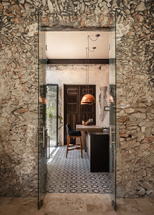 Pakaal House / Workshop, Diseño y Construcción - Интерьерная фотография, Стол, Дверь, Стул, Кирпич, Фасад, Окна, Арка
