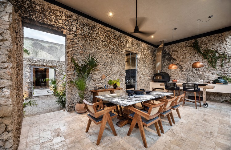 Pakaal House / Workshop, Diseño y Construcción - Интерьерная фотография, Столовая, Стол, Стул, Балка