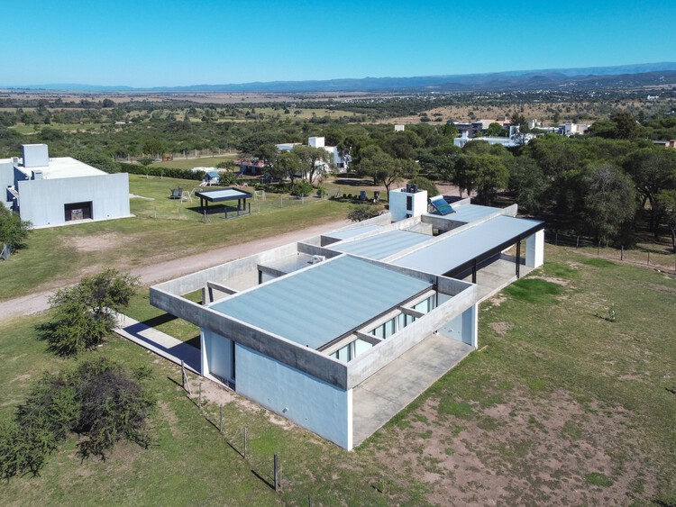 Causana House / ODA - Oficina de Arquitectos Lanzone - Gabarro - Экстерьерная фотография, окна