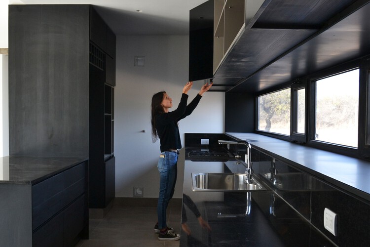 Causana House / ODA - Oficina de Arquitectos Lanzone - Gabarro - Интерьерная фотография, Кухня, Окна, Раковина