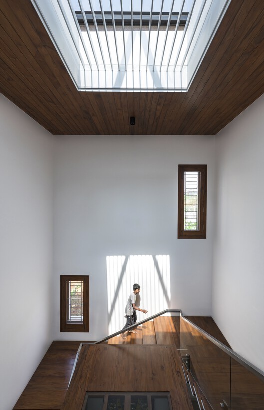 Manjodaya House / Ecumene Habitat Solutions - внутренняя фотография, окна, освещение, балка, перила