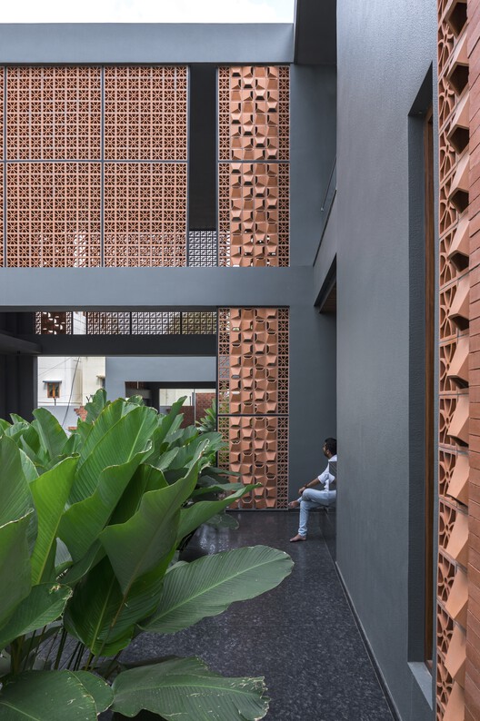 Manjodaya House / Ecumene Habitat Solutions - Интерьерная фотография, Кирпич, Фасад
