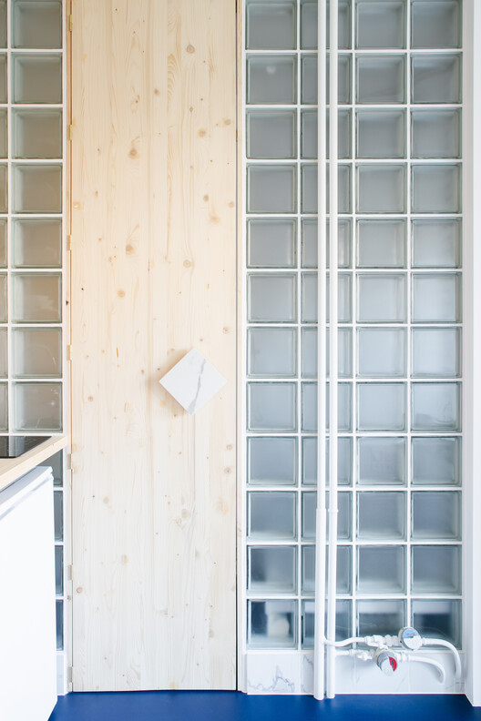 Ridel Apartment / miogui - Интерьерная фотография, Шкаф, Окна, Фасад, Стекло
