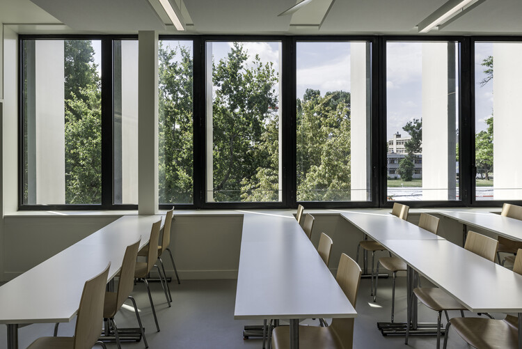 Здание H в кампусе Университета Maison de l'Economie Pessac / Marjan Hessamfar & Joe Vérons architectes associés - Интерьерная фотография, Столовая, Стол, Окна, Стекло, Стул