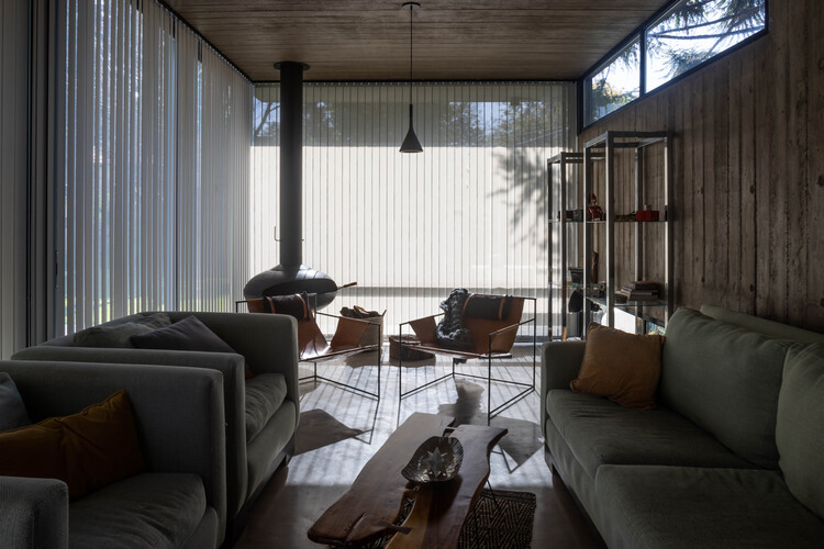 Dominga House / RBK arquitectura - Интерьерная фотография, Гостиная, Диван, Стол, Окна, Балка