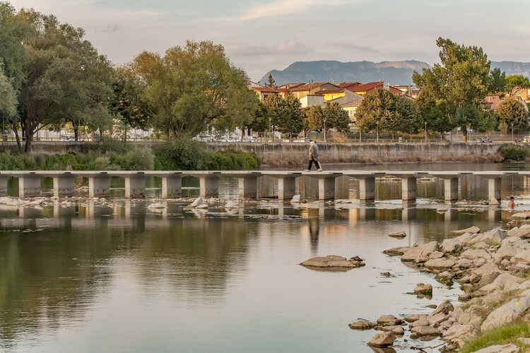 Затопляемый мост Ter in Manlleu River / Sau Taller d'Arquitectura - Экстерьерная фотография, Береговая линия, Сад