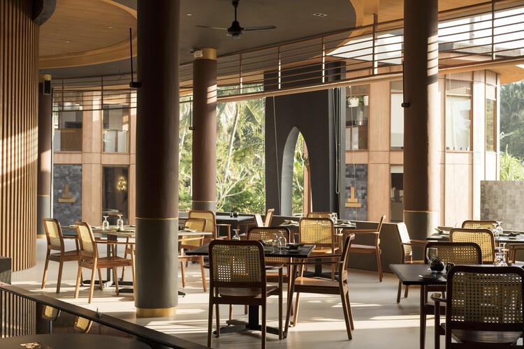 Le Temple Borobudur Resort Hotel / APCONSULTANT - Интерьерная фотография, Столовая, Стол, Стул, Окна, Балка