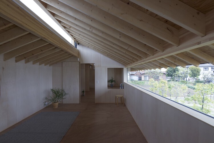 Дом в Ханцуки / Katsutoshi Sasaki + Associates - Интерьерная фотография, Окна, Балка