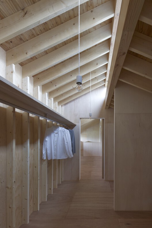 Дом в Ханцуки / Katsutoshi Sasaki + Associates - Интерьерная фотография, Гардероб, Окна, Балка