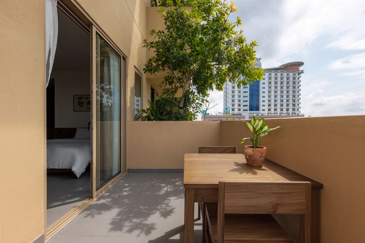 The Flying Block Hotel / TAA DESIGN - Интерьерная фотография, Стол, Окна, Фасад, Стул