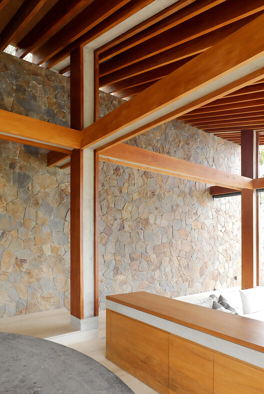Дом в Тороне II / IUA Ignacio Urquiza Arquitectos - Интерьерная фотография, Дерево, Балка